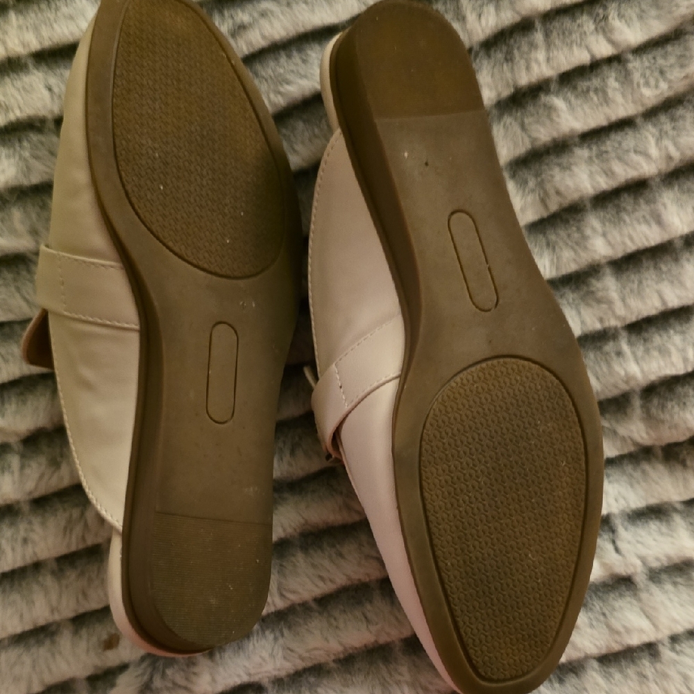 Kim Rogers White Mules with Chain Accent - Picture 3 of 7